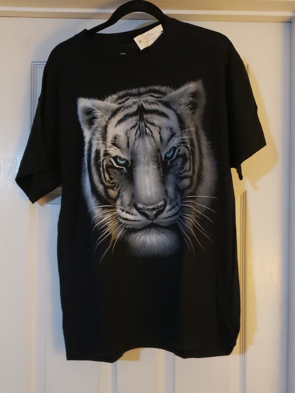 Black Graphic Tee with Greyish White Tiger Face